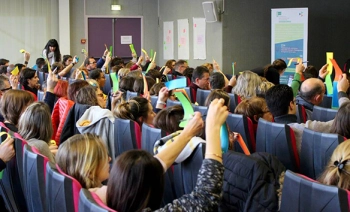 Photo d'un groupe utilisant des abaques de Régnier pour débattre